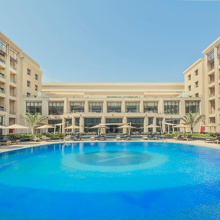 Triumph Luxury Hotel Kahire Dış mekan fotoğraf The swimming pool at the hotel