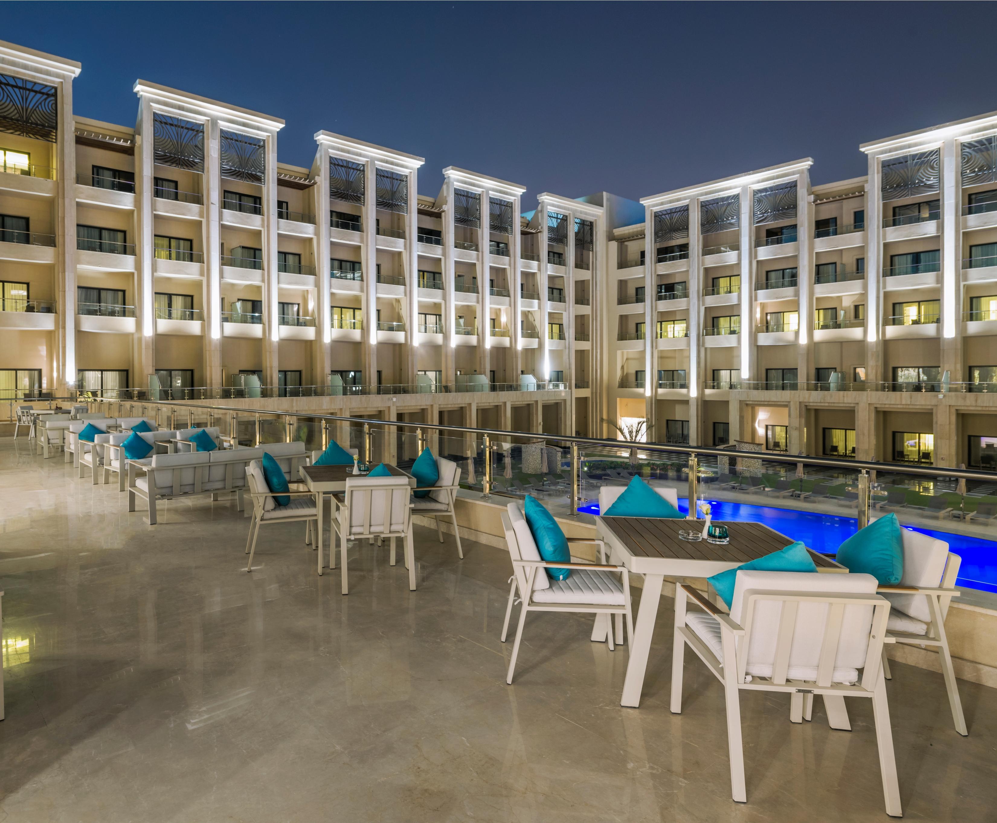 Triumph Luxury Hotel Kahire Dış mekan fotoğraf The hotel's pool