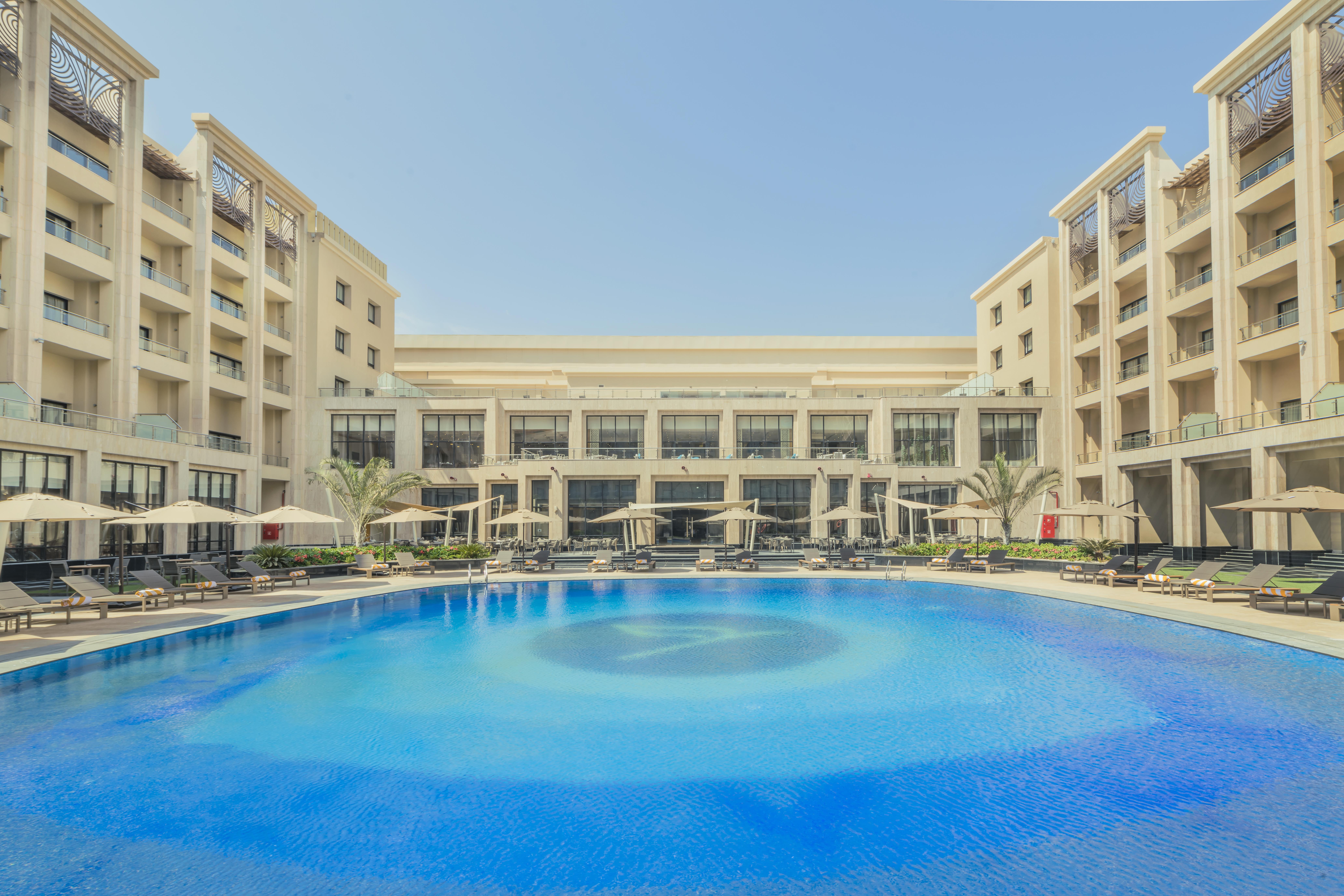 Triumph Luxury Hotel Kahire Dış mekan fotoğraf The swimming pool at the hotel