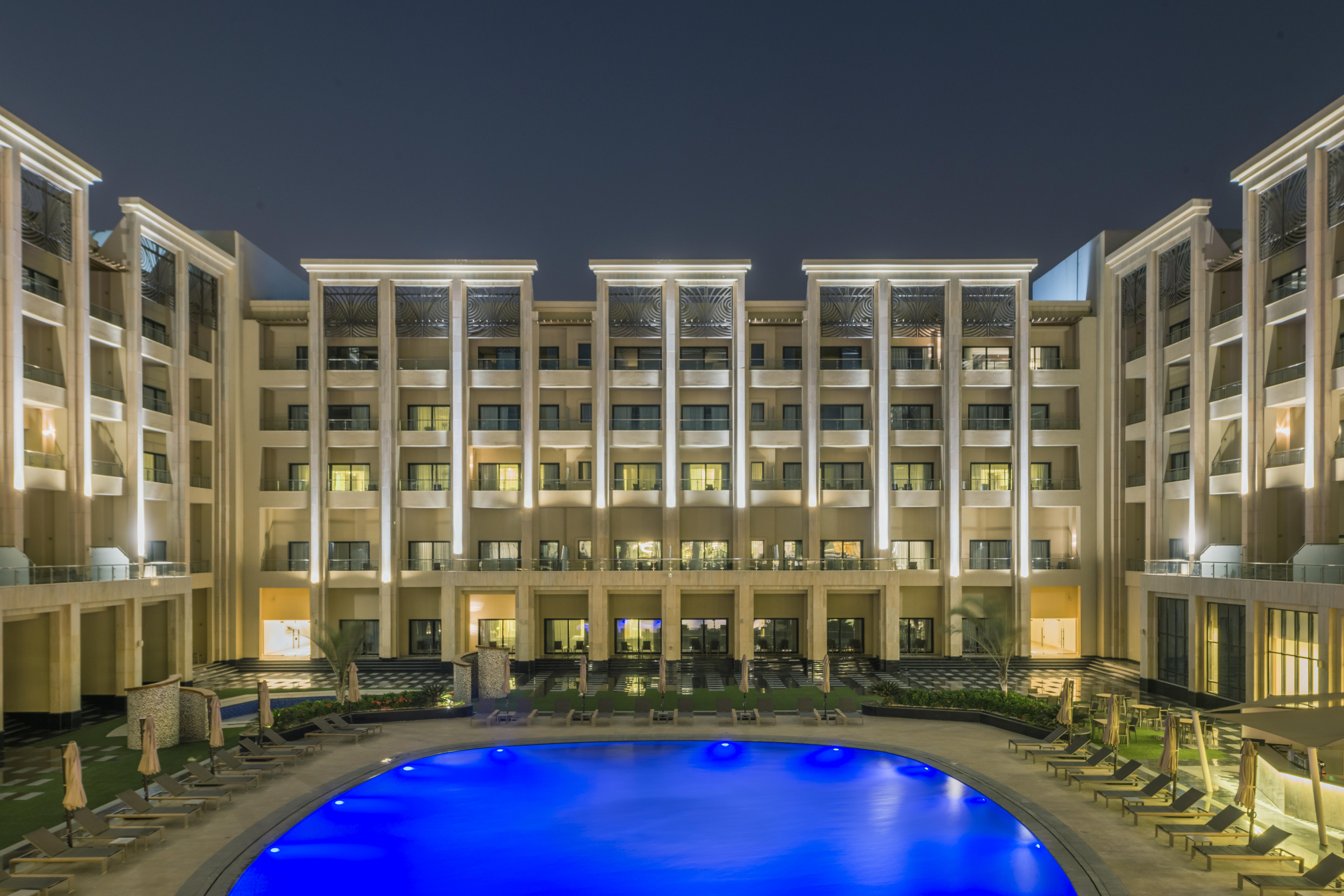 Triumph Luxury Hotel Kahire Dış mekan fotoğraf The hotel's pool