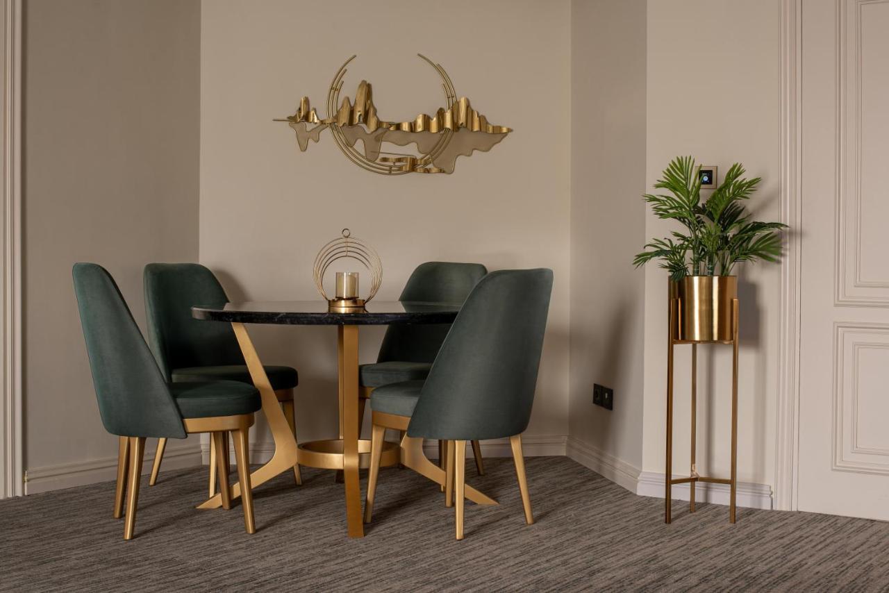 Triumph Luxury Hotel Kahire Dış mekan fotoğraf A dining room with a plant stand