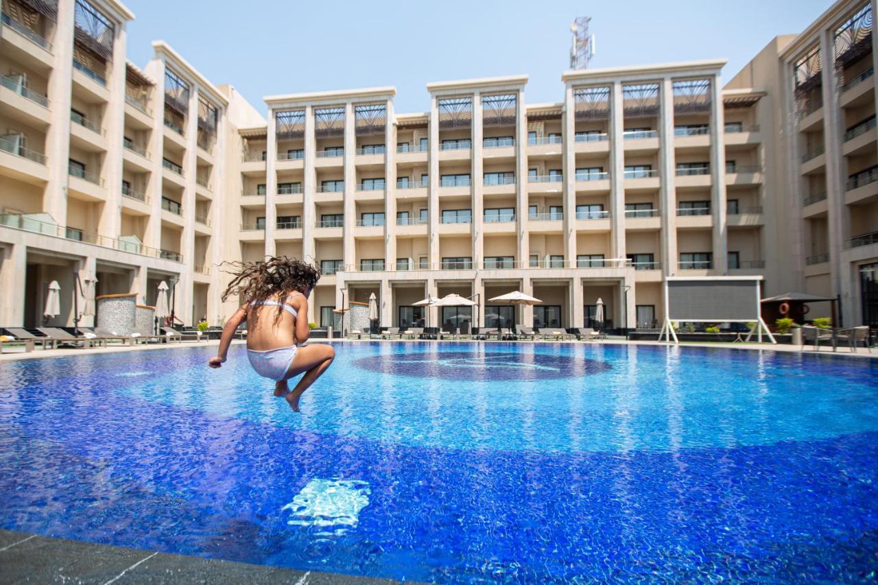 Triumph Luxury Hotel Kahire Dış mekan fotoğraf The swimming pool at the hotel