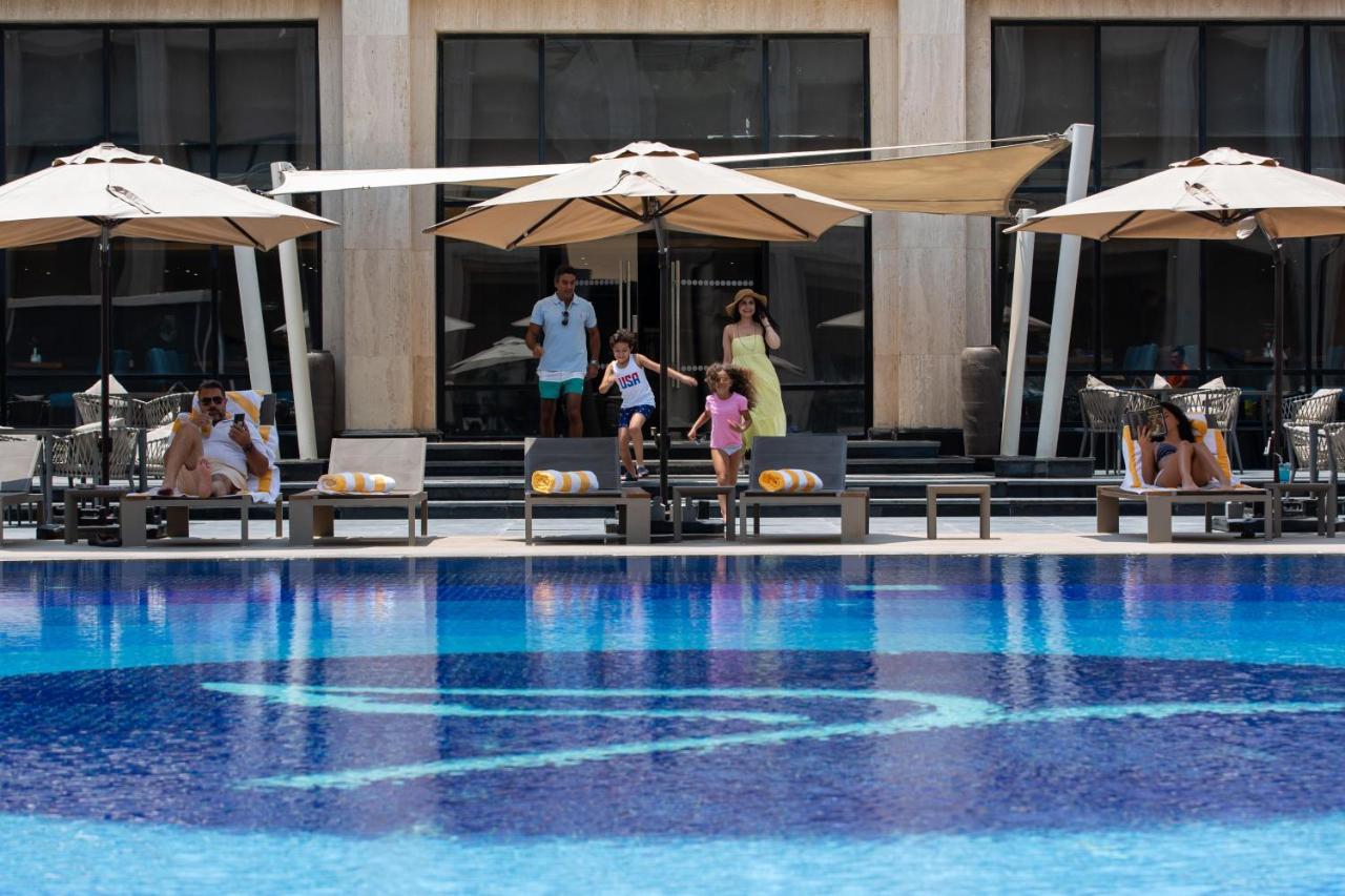 Triumph Luxury Hotel Kahire Dış mekan fotoğraf The pool at the hotel