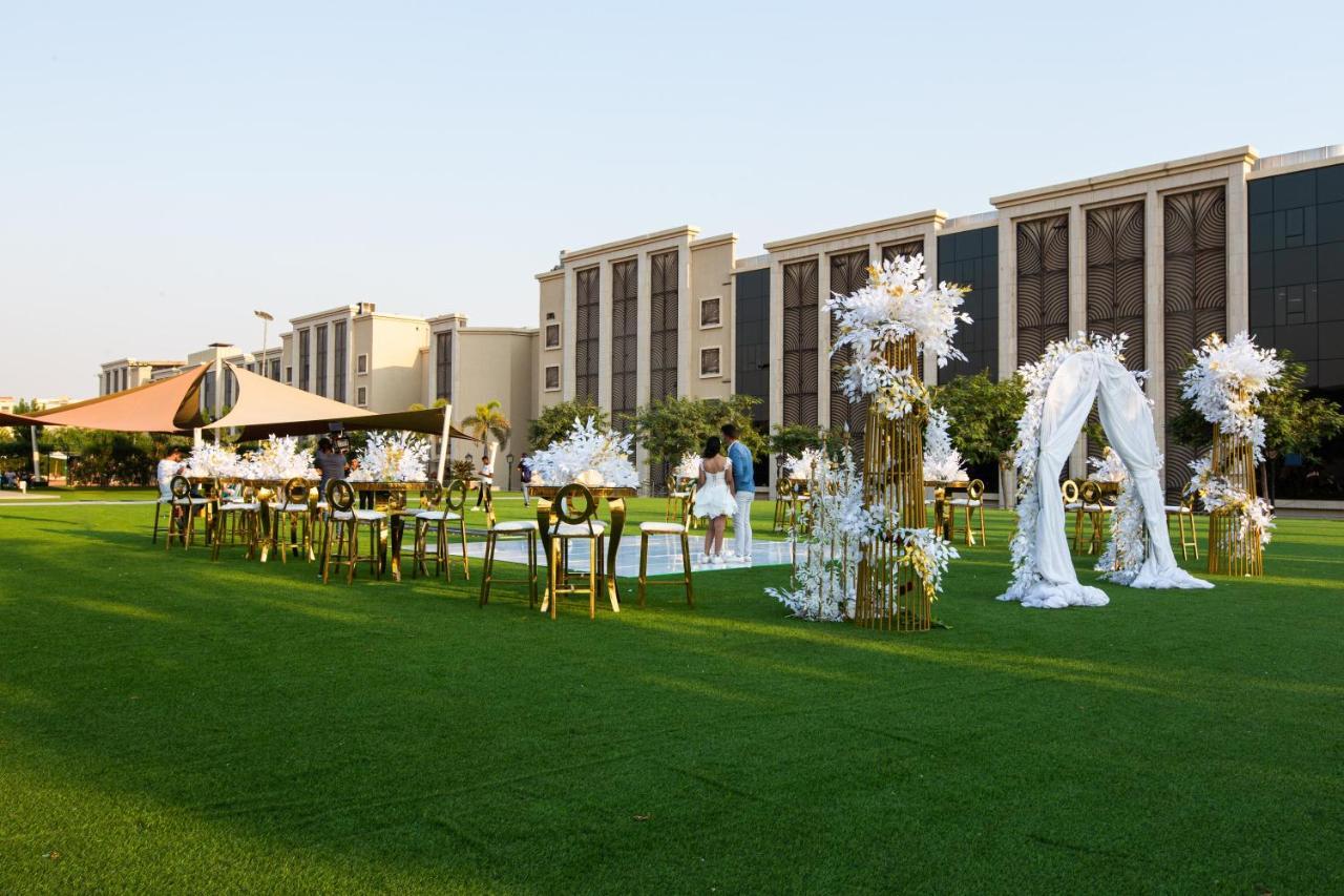 Triumph Luxury Hotel Kahire Dış mekan fotoğraf The lawns of the Taj Bengal