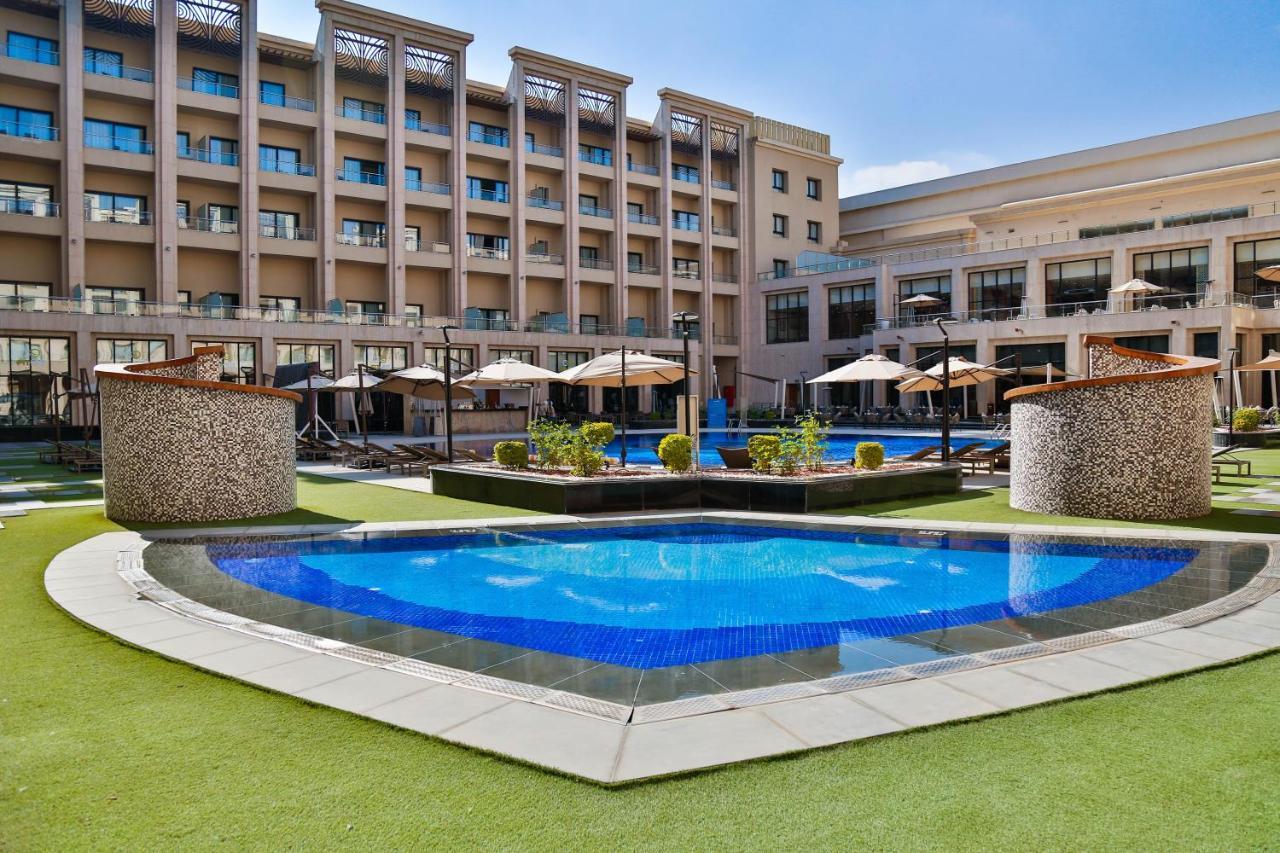 Triumph Luxury Hotel Kahire Dış mekan fotoğraf The pool at the hotel