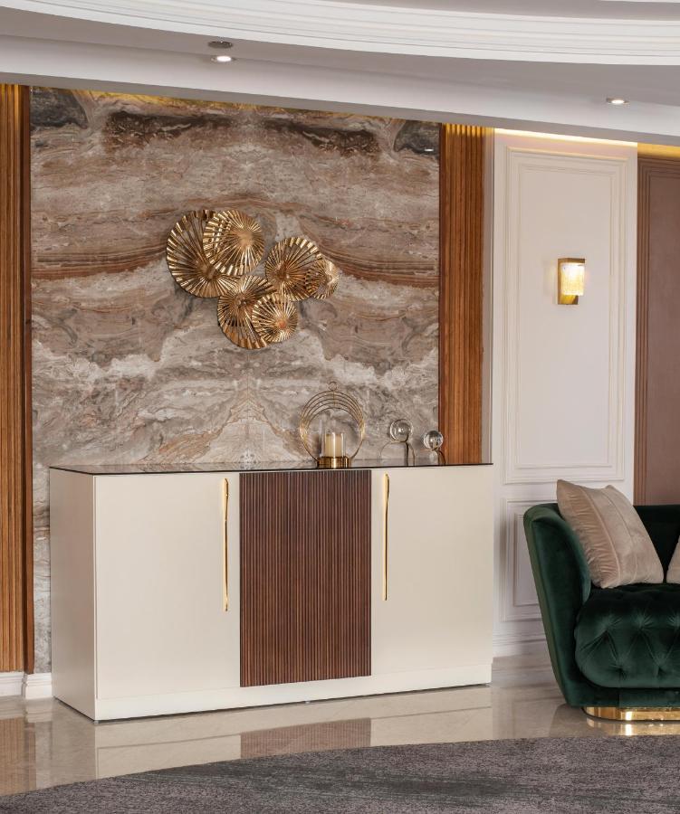 Triumph Luxury Hotel Kahire Dış mekan fotoğraf A wall mounted sculpture