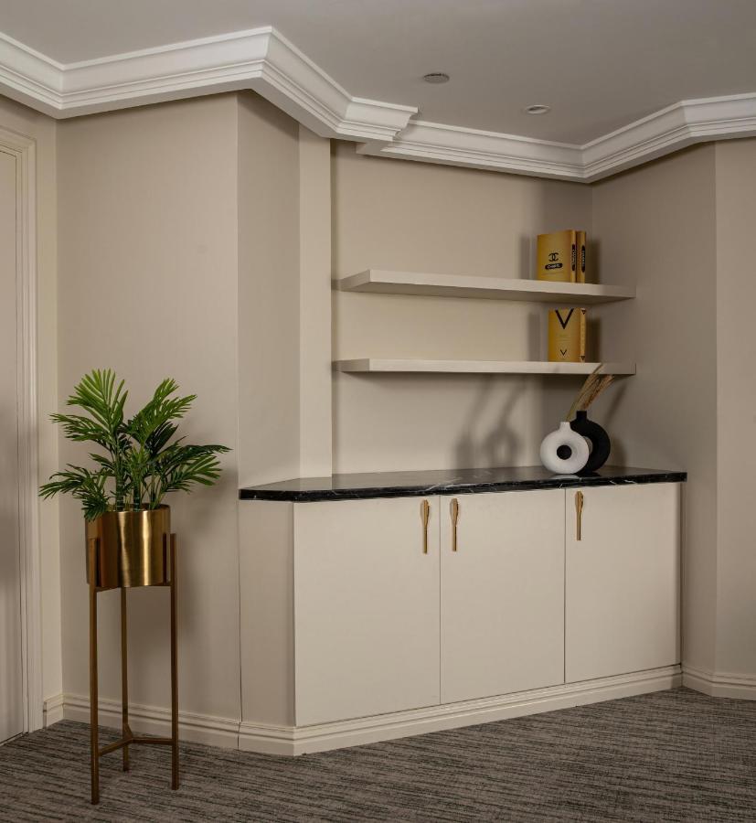 Triumph Luxury Hotel Kahire Dış mekan fotoğraf A built-in sideboard