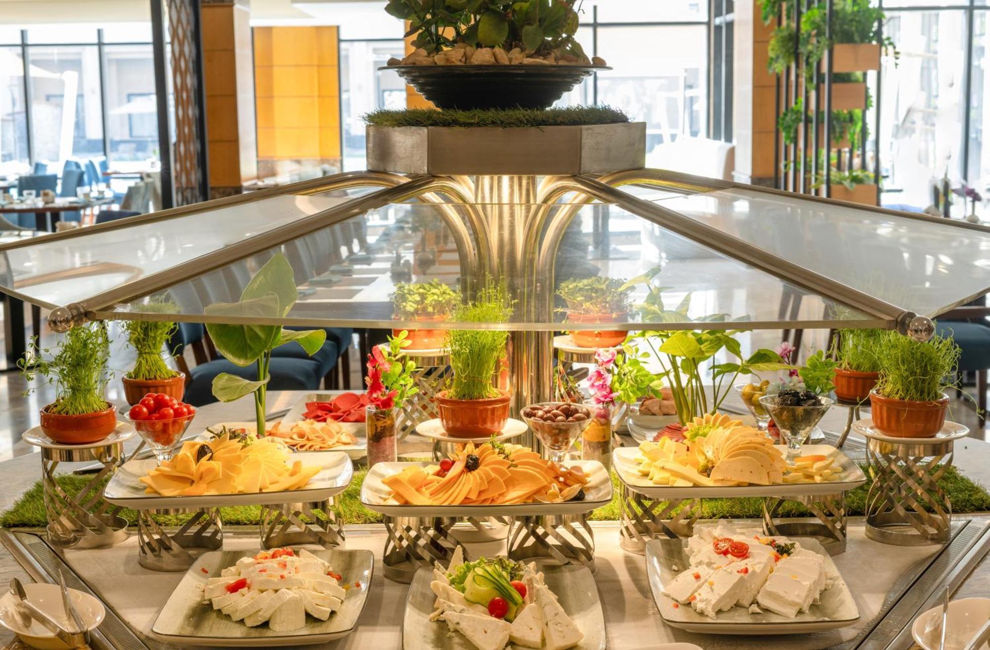 Triumph Luxury Hotel Kahire Dış mekan fotoğraf A cheese display