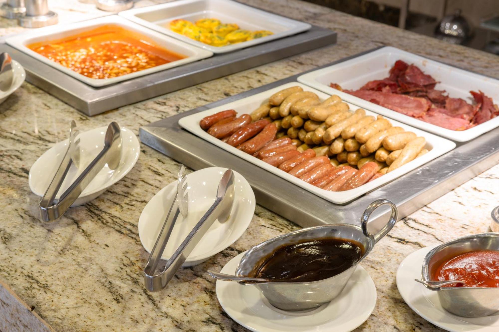 Triumph Luxury Hotel Kahire Dış mekan fotoğraf A buffet at a hotel
