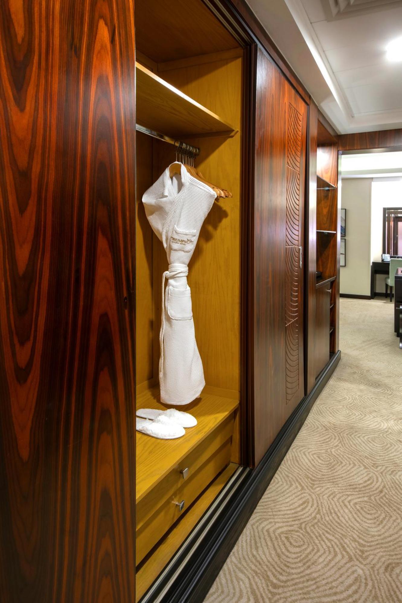 Triumph Luxury Hotel Kahire Oda fotoğraf A bathrobe hanging in a closet