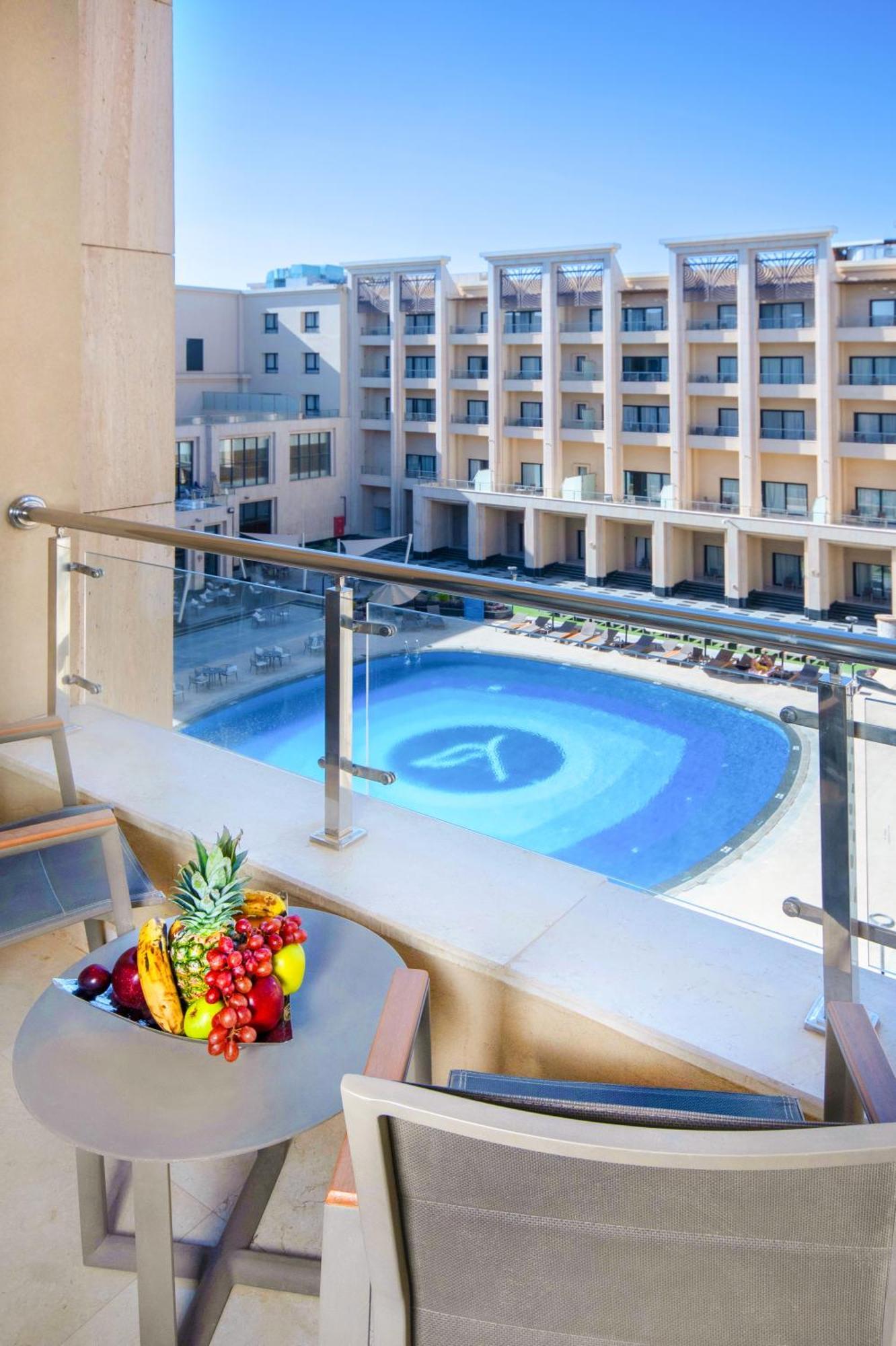 Triumph Luxury Hotel Kahire Dış mekan fotoğraf The pool at the hotel