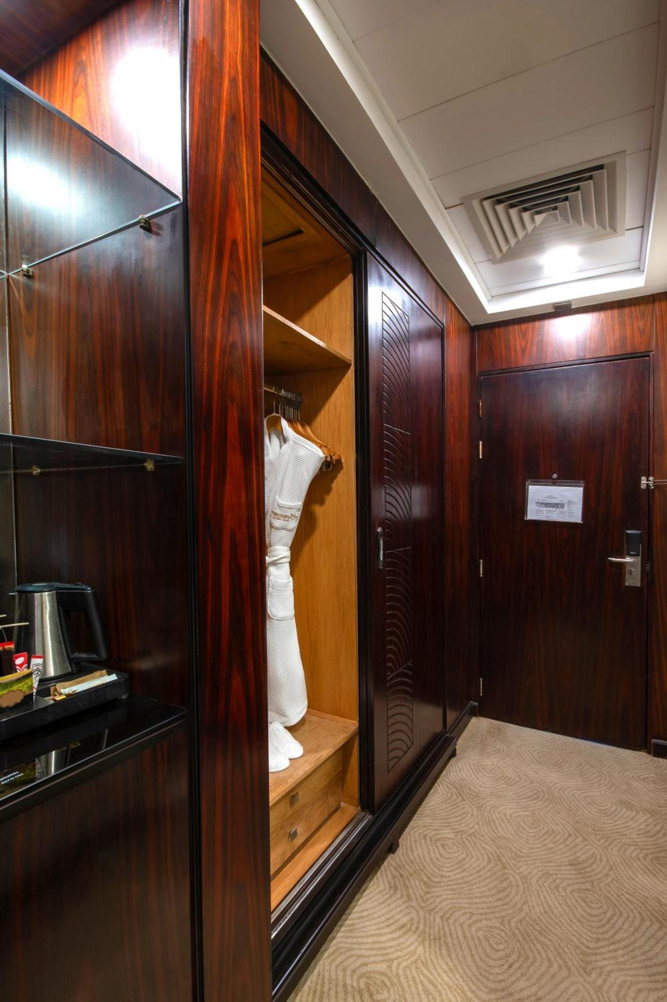 Triumph Luxury Hotel Kahire Oda fotoğraf A guest room at the hotel