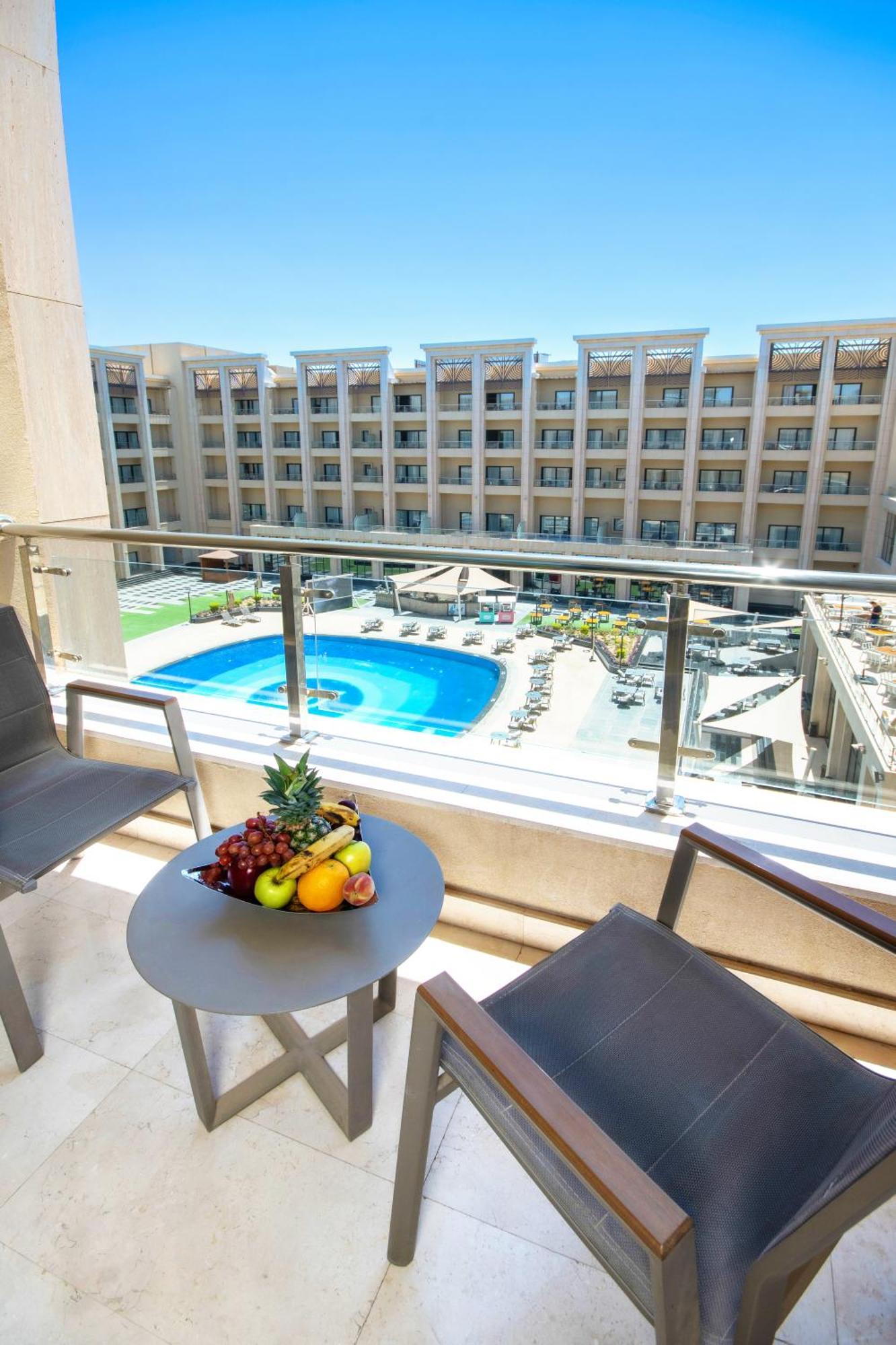 Triumph Luxury Hotel Kahire Oda fotoğraf View from the balcony of a hotel room