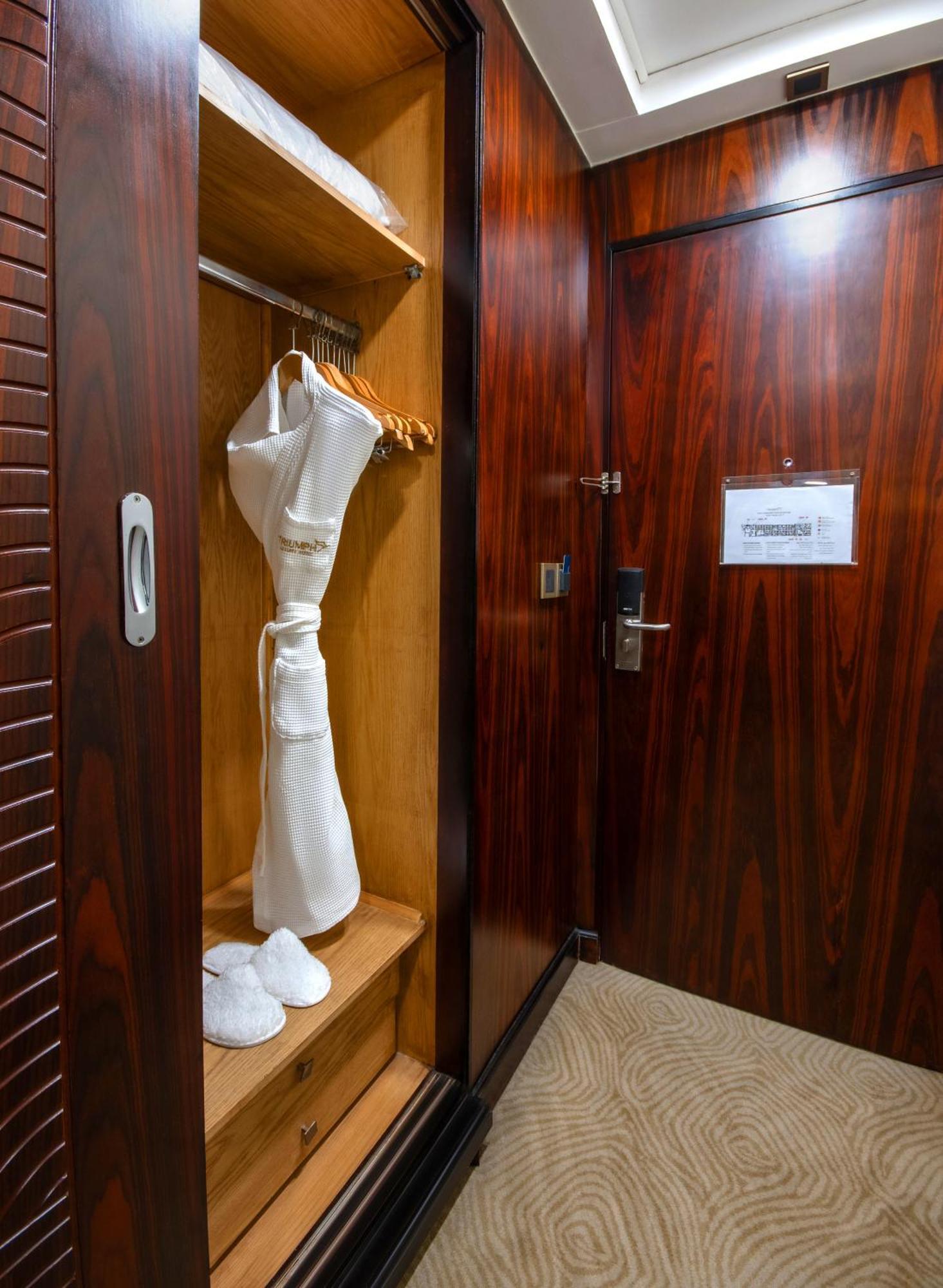 Triumph Luxury Hotel Kahire Oda fotoğraf A hotel room in the Emirates First Class lounge at Dubai International Airport