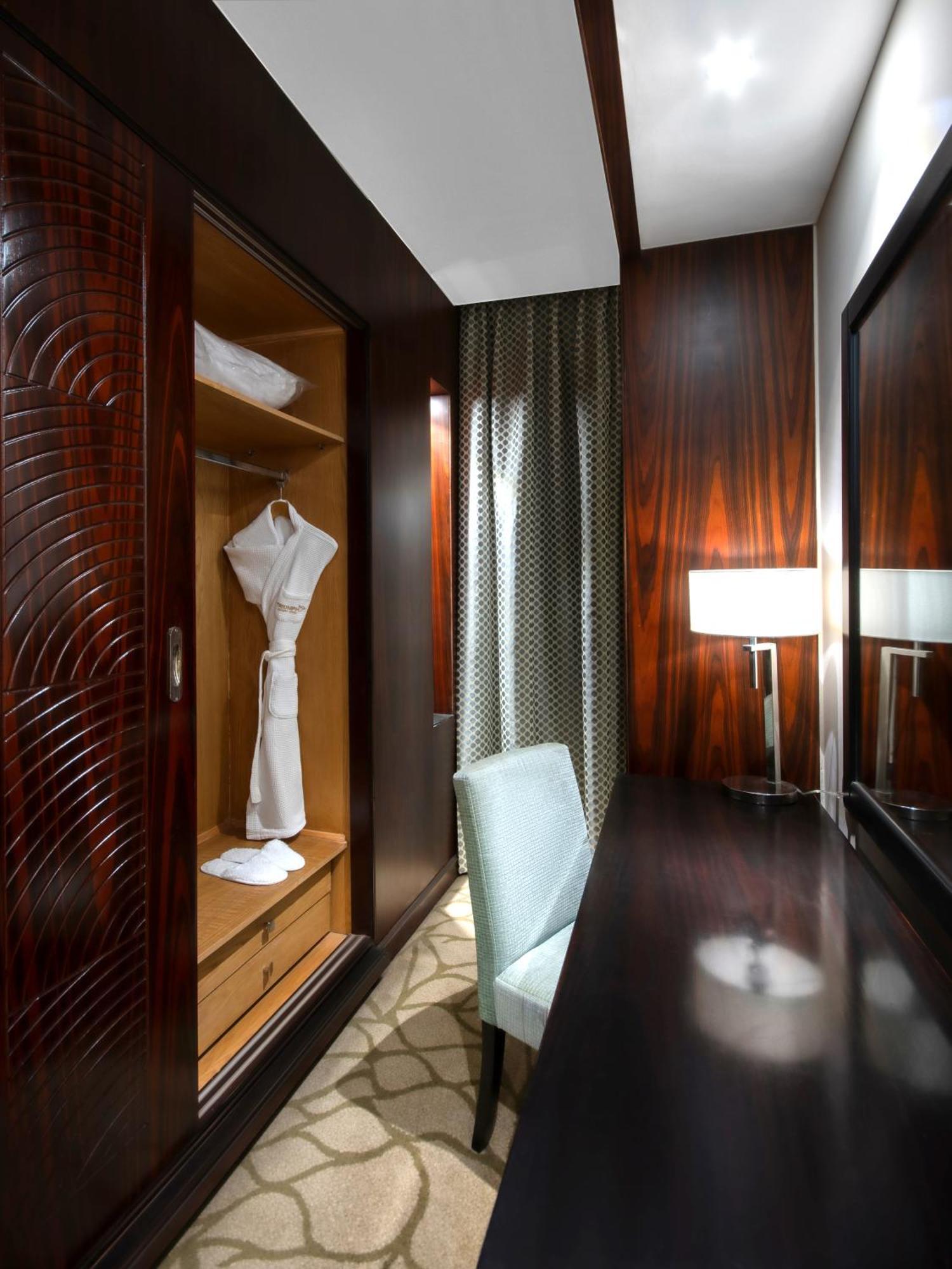Triumph Luxury Hotel Kahire Oda fotoğraf A dressing room