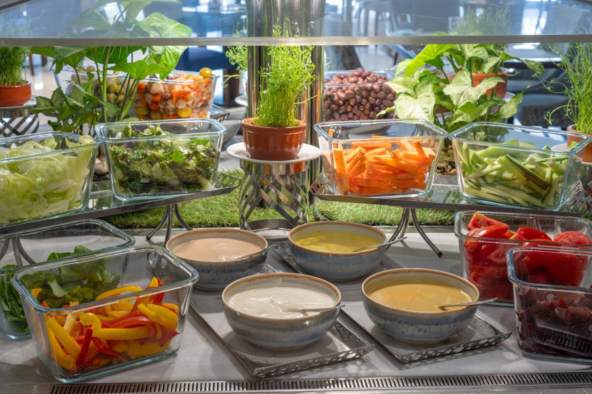 Triumph Luxury Hotel Kahire Dış mekan fotoğraf A salad bar