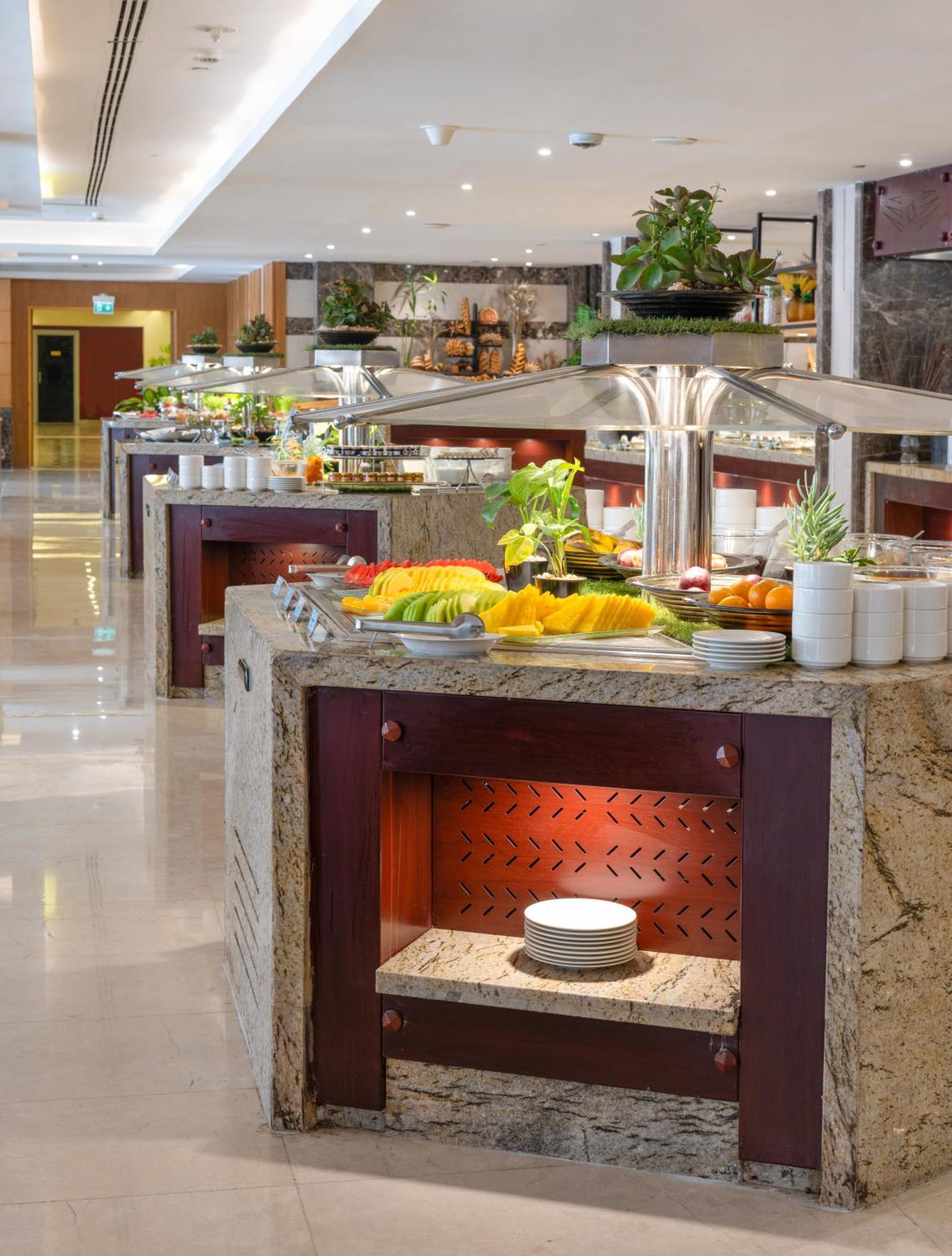 Triumph Luxury Hotel Kahire Dış mekan fotoğraf A salad bar